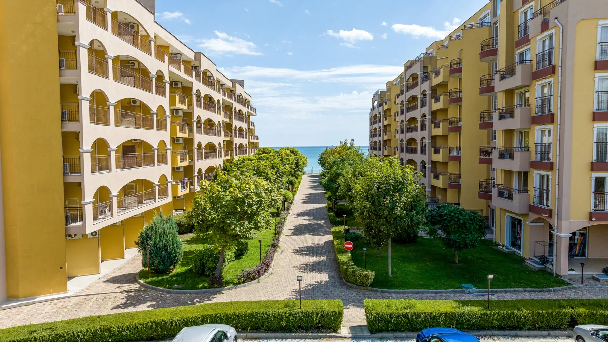 Aheloy Coast Retreat studio at Midia Grand Resort, Bulgaria. Direct-book seaside studio with balcony, compact kitchen, and a short walk to the beach.