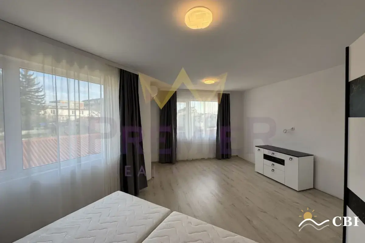 Apartment, 3-room, 100 m², in Izgrev. Photo 5 of 12. Izgrev, Black Sea, Bulgaria. Cheap Beach Holiday.