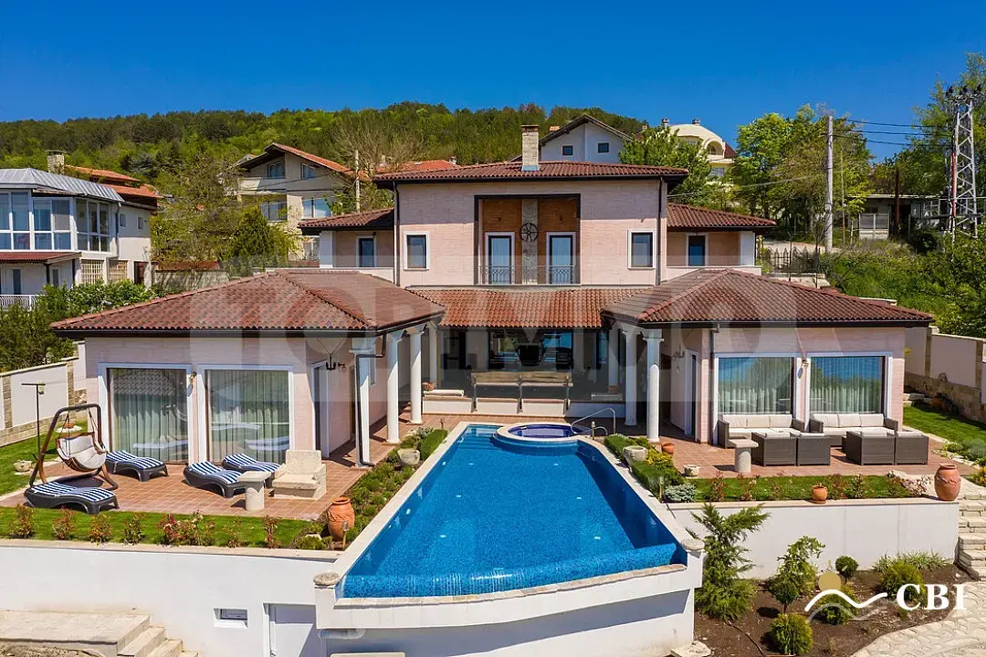 House, 6-room, 450 m², in Balchik. Photo 1 of 16. Balchik, Black Sea, Bulgaria. Cheap Beach Holiday.