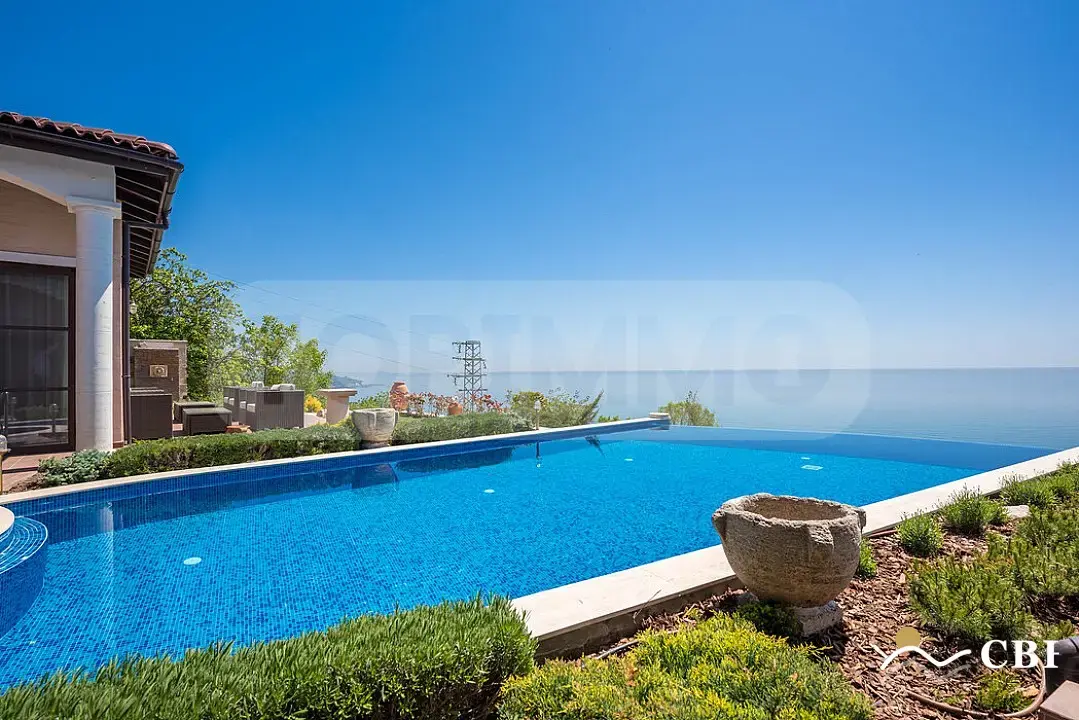 House, 6-room, 450 m², in Balchik. Photo 2 of 16. Balchik, Black Sea, Bulgaria. Cheap Beach Holiday.