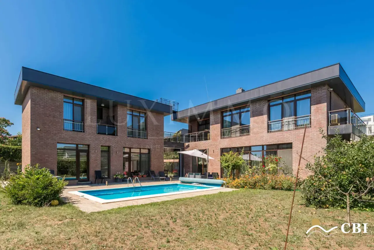 House, 9-room, 500 m², in Vinitsa. Photo 3 of 16. Vinitsa, Black Sea, Bulgaria. Cheap Beach Holiday.