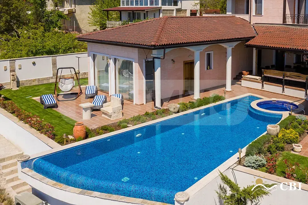 House, 6-room, 450 m², in Balchik. Photo 3 of 16. Balchik, Black Sea, Bulgaria. Cheap Beach Holiday.