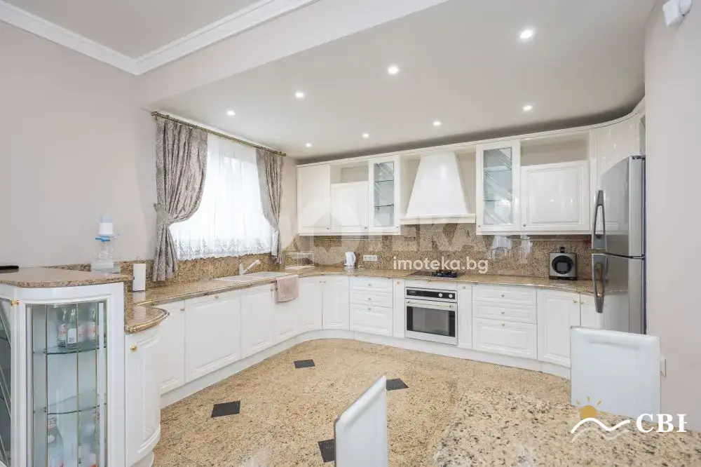 House, 1-room, 1016 m², in Varna. Photo 2 of 15. Varna, Black Sea, Bulgaria. Cheap Beach Holiday.