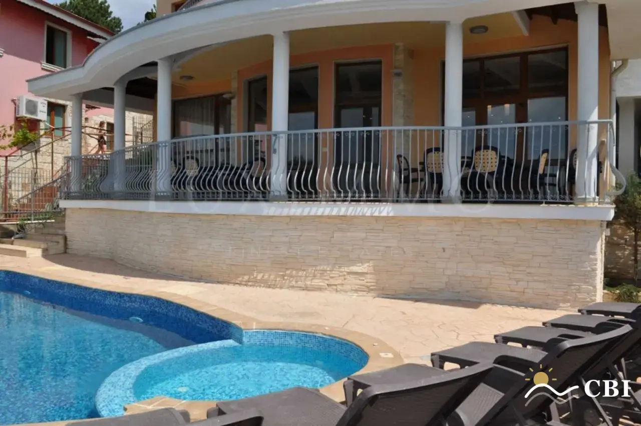 House, 7-room, 310 m², in Kranevo. Photo 5 of 16. Kranevo, Black Sea, Bulgaria. Cheap Beach Holiday.