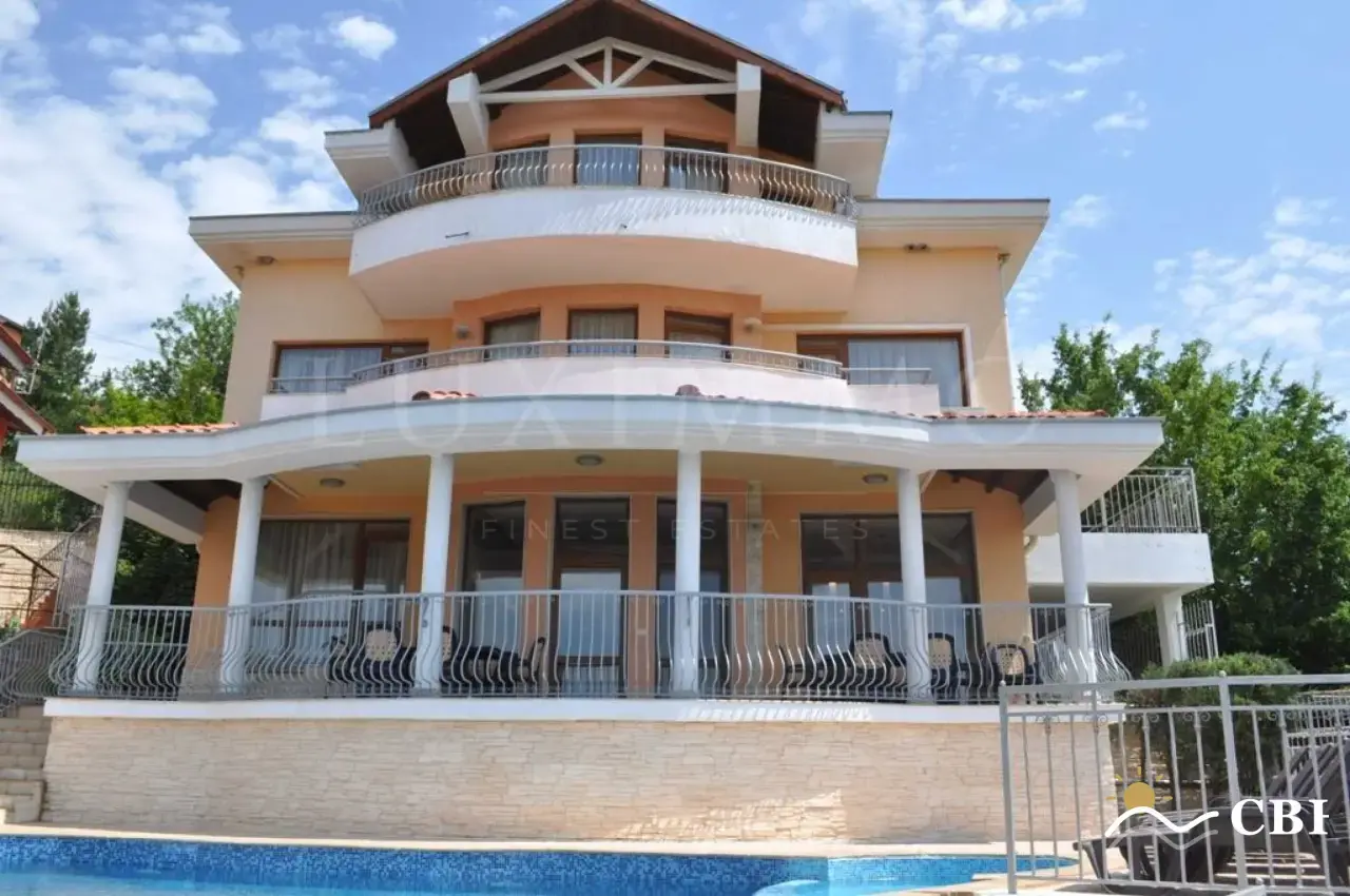 House, 7-room, 310 m², in Kranevo. Photo 2 of 16. Kranevo, Black Sea, Bulgaria. Cheap Beach Holiday.