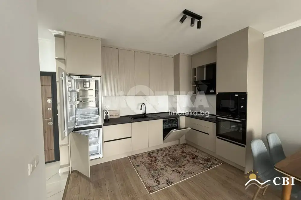 Apartment, 3-room, 100 m², in Burgas. Photo 2 of 10. Burgas, Black Sea, Bulgaria. Cheap Beach Holiday.