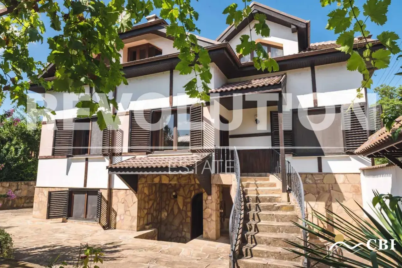 House, 1-room, 300 m², in Varna. Photo 1 of 16. Varna, Black Sea, Bulgaria. Cheap Beach Holiday.