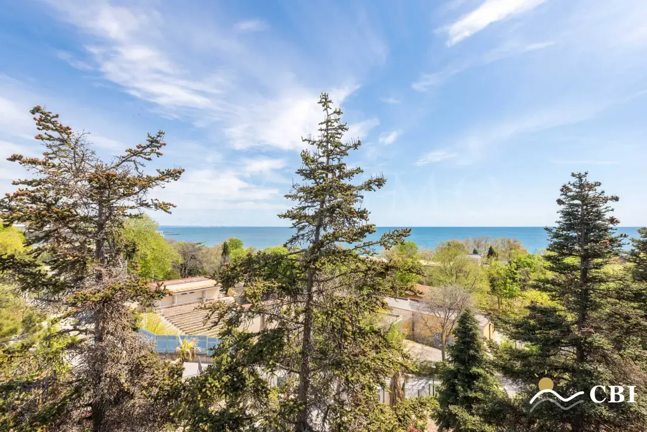 Apartment, 3-room, 120 m², in St. St. Konstantin and Elena. Photo 4 of 16. St. St. Konstantin and Elena, Black Sea, Bulgaria. Cheap Beach Holiday.