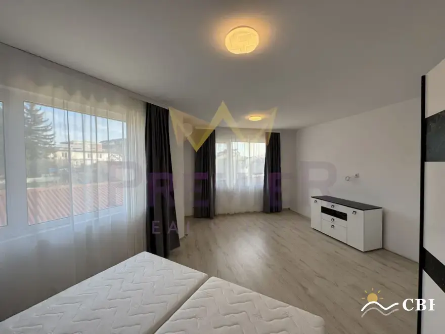 Apartment, 3-room, 100 m², in Izgrev. Photo 5 of 12. Izgrev, Black Sea, Bulgaria. Cheap Beach Holiday.
