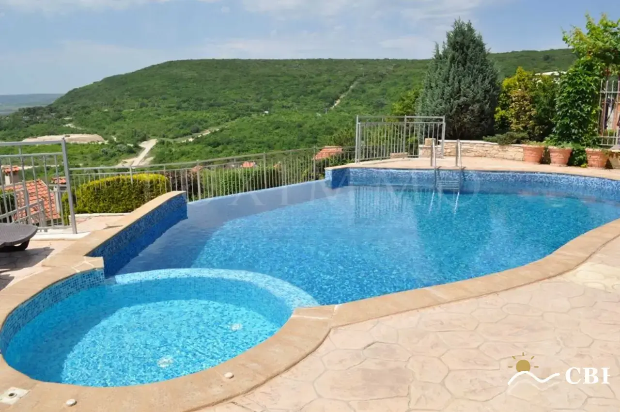 House, 7-room, 310 m², in Kranevo. Photo 7 of 16. Kranevo, Black Sea, Bulgaria. Cheap Beach Holiday.