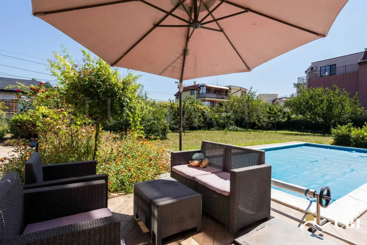 House, 9-room, 500 m², in Vinitsa. Photo 2 of 16. Vinitsa, Black Sea, Bulgaria. Cheap Beach Holiday.