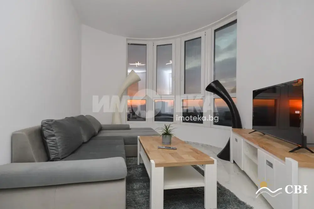 Apartment, 3-room, 160 m², in Burgas. Photo 2 of 15. Burgas, Black Sea, Bulgaria. Cheap Beach Holiday.