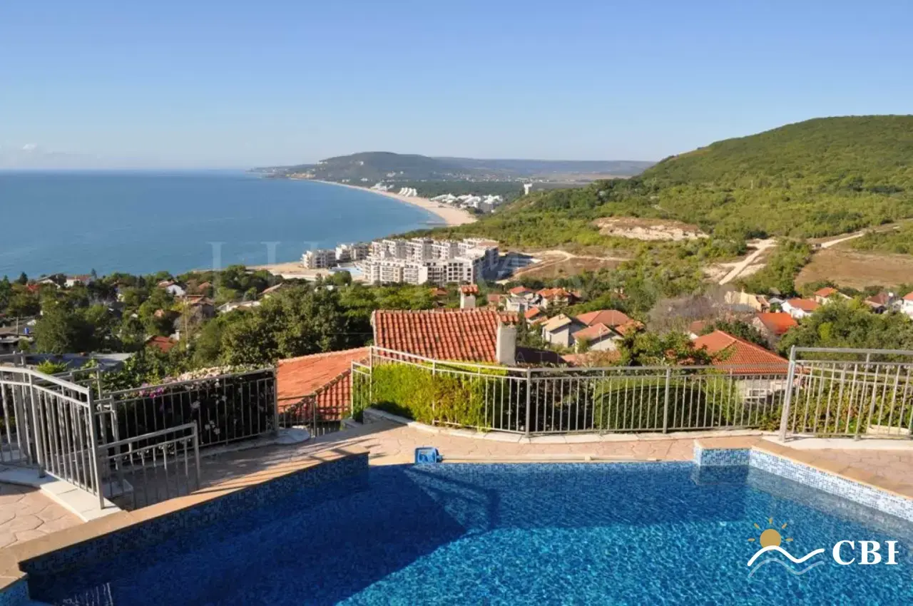 House, 7-room, 310 m², in Kranevo. Photo 3 of 16. Kranevo, Black Sea, Bulgaria. Cheap Beach Holiday.