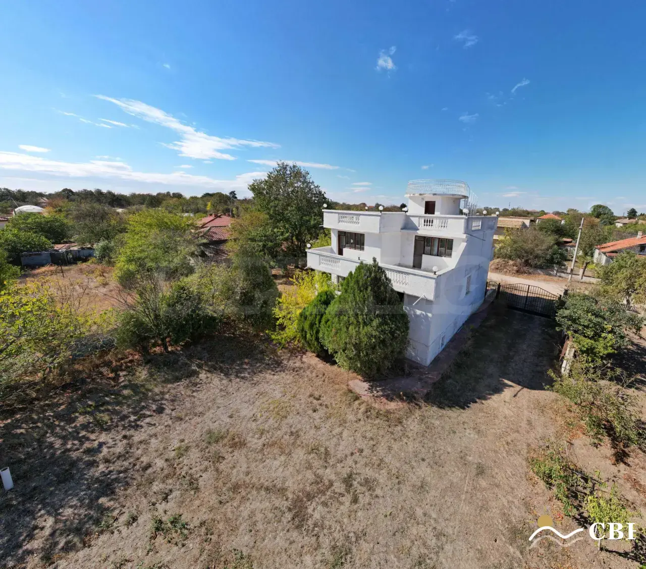 House, 11-room, 323 m², in Krapets. Photo 1 of 15. Krapets, Black Sea, Bulgaria. Cheap Beach Holiday.