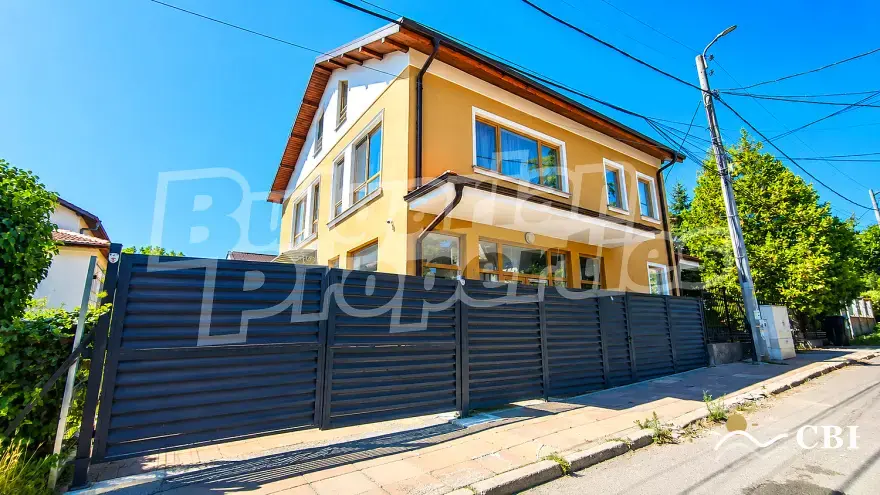 Apartment, 2-room, 80 m², in Burgas. Photo 1 of 16. Burgas, Black Sea, Bulgaria. Cheap Beach Holiday.