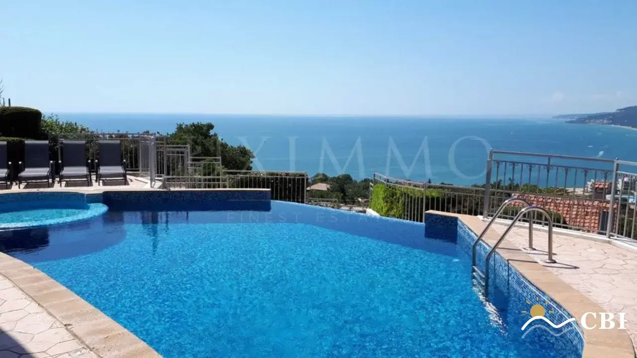 House, 7-room, 310 m², in Kranevo. Photo 1 of 16. Kranevo, Black Sea, Bulgaria. Cheap Beach Holiday.