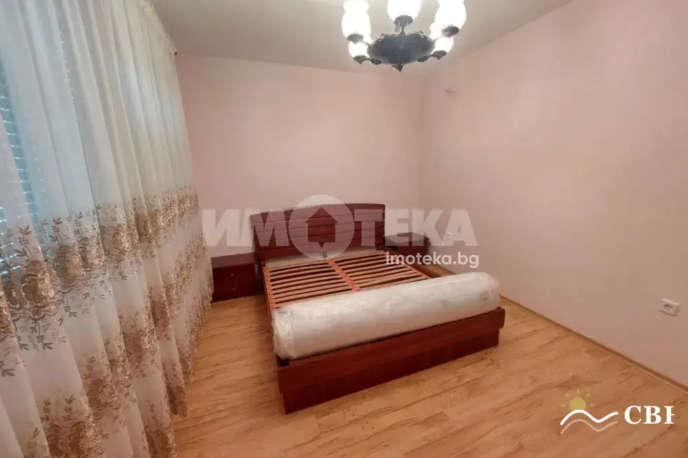 Apartment, 3-room, 110 m², in Burgas. Photo 8 of 10. Burgas, Black Sea, Bulgaria. Cheap Beach Holiday.